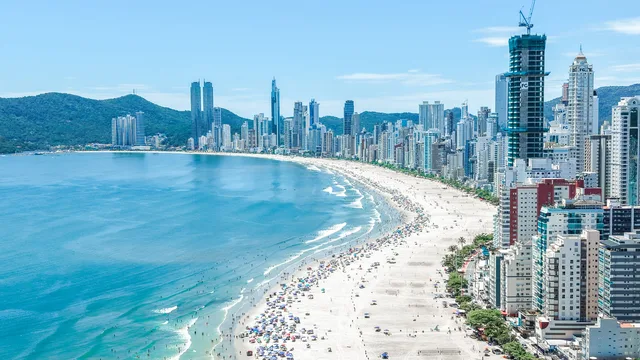 Projeto ‘Praia 100% Limpa’ reforça compromisso de Balneário Camboriú com a qualidade ambiental da Praia Central