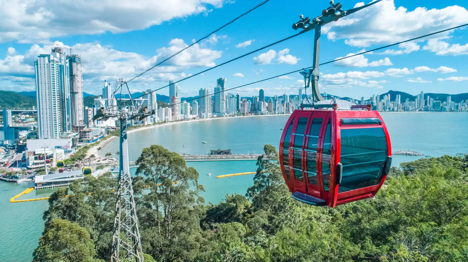 Balneário Camboriú conquista o mundo: turismo internacional bate recordes e impulsiona mercado imobiliário de alto padrão