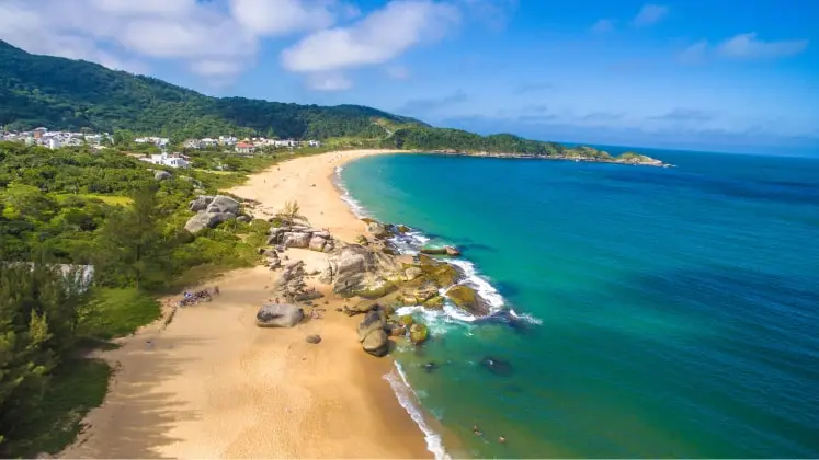 praia-do-estaleiro-min-1