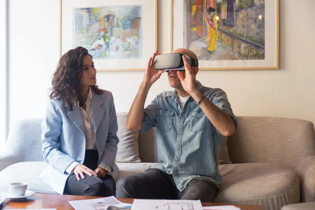 interior-designer-talking-customer-vr-headset-1024x683
