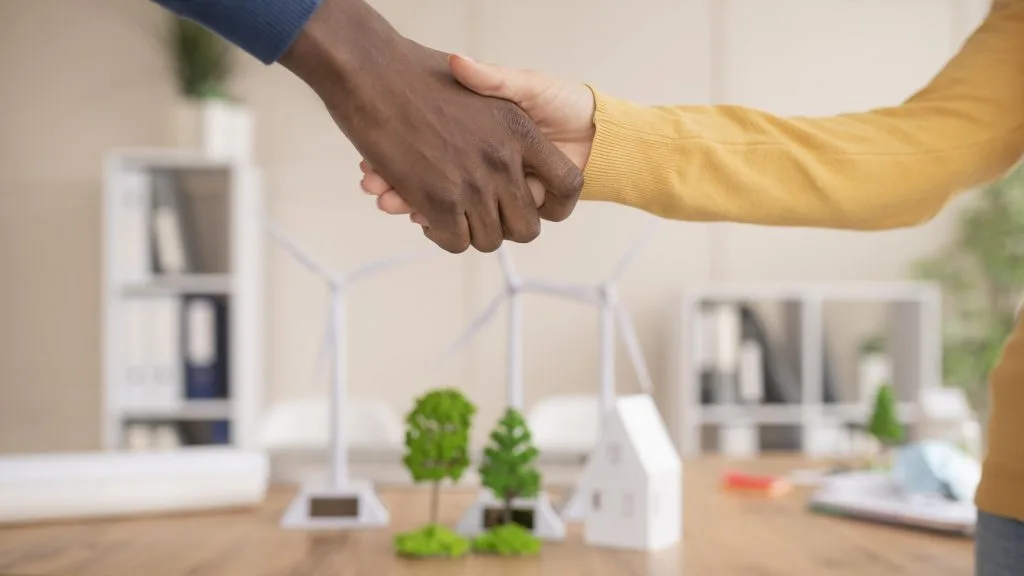 colleagues-handshake-close-up-1024x576