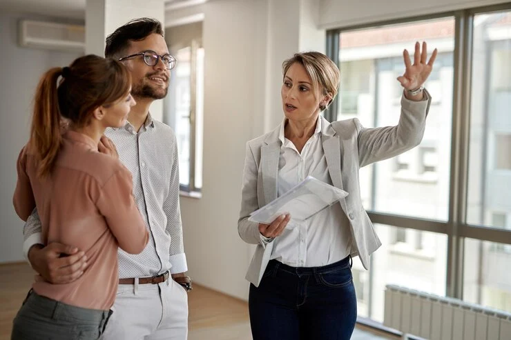 jovem-casal-se-comunicando-com-agente-imobiliario-enquanto-compra-sua-nova-casa-o-foco-est
