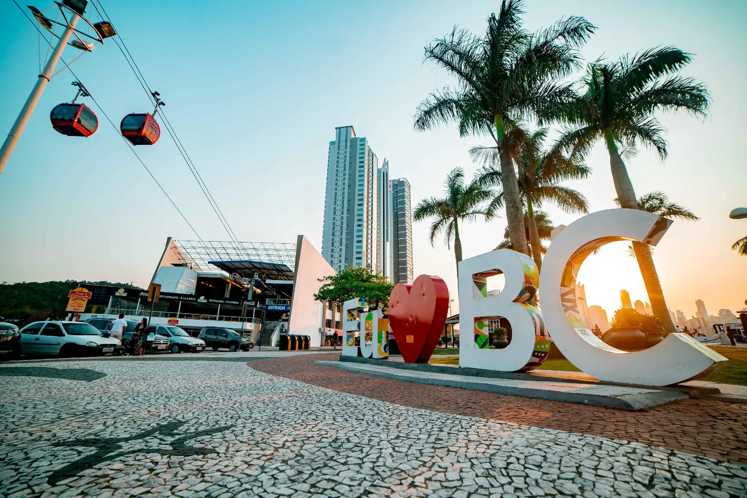 Descubra o mercado imobiliário de Balneário Camboriú, um verdadeiro destaque nacional! 
