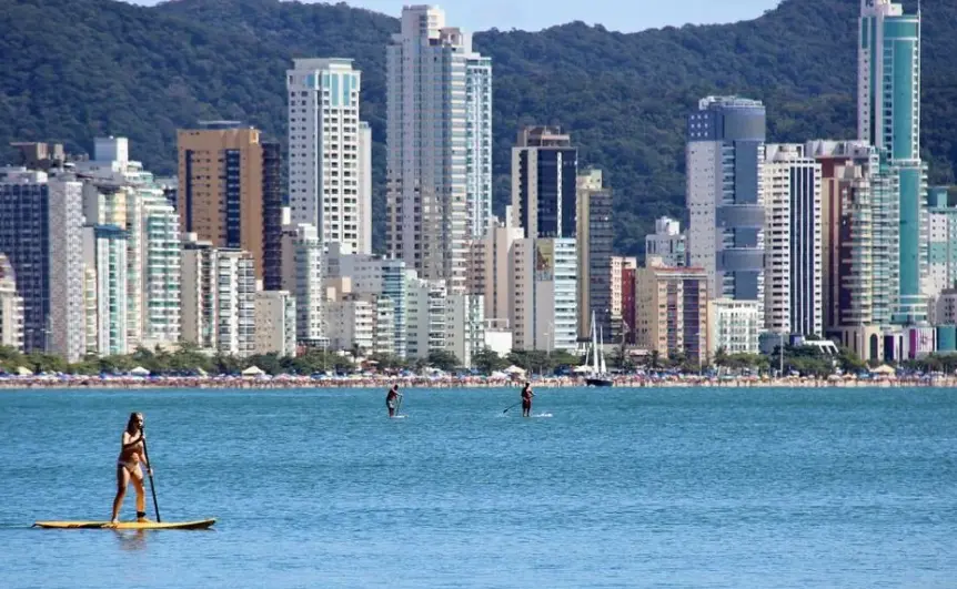 Esportes-mais-praticados-na-orla-de-Balneario-Camboriu-atu