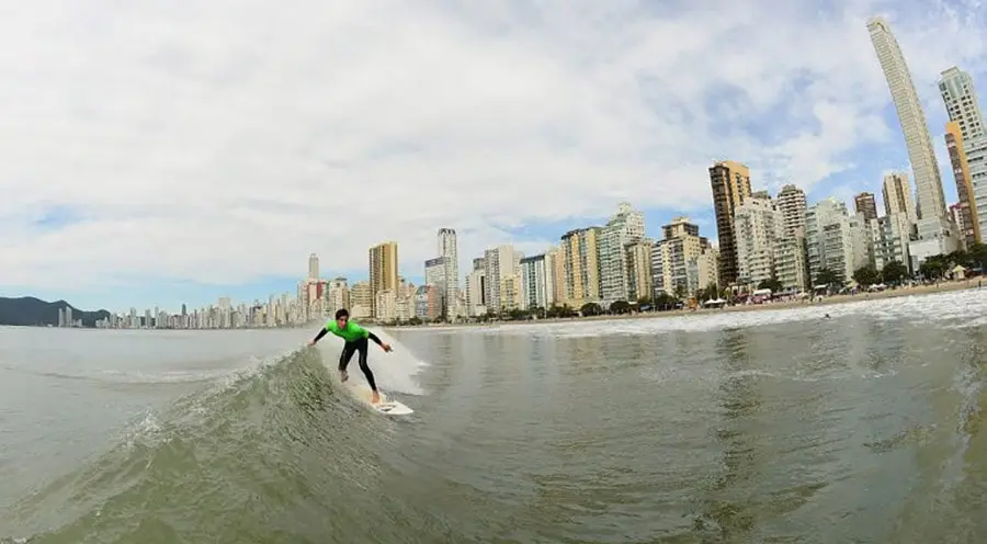 Surf-em-Balneario-Camboriu-melhores-praias-para-pegar-boas-ondas-Praia-Central