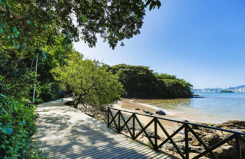 7-melhores-lugares-para-curtir-o-verao-em-Balneario-Camboriu-deck-pontal-norte