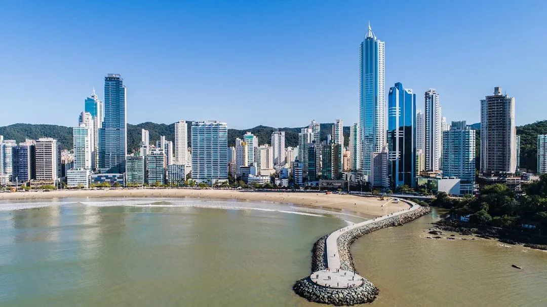 5 motivos para você morar em um apartamento frente mar em BC