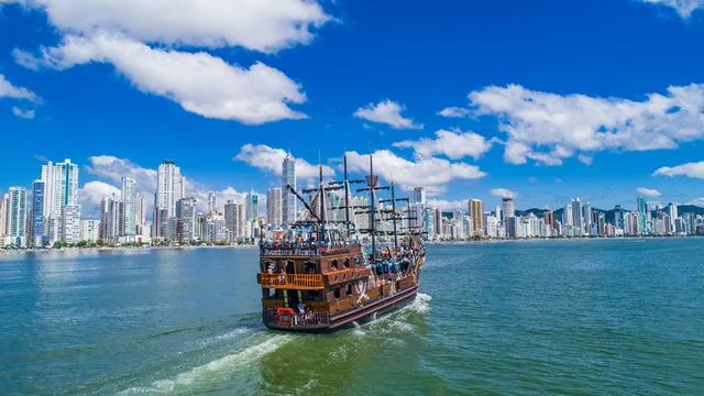 Barco Pirata: Descubra Balneário Camboriú com a Salute Imóveis