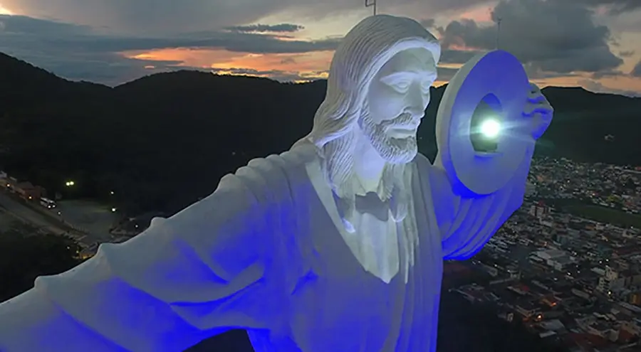 Cristo-Luz-em-Balneario-Camboriu-uma-das-maravilhas-do-Atlantico-Sul-3