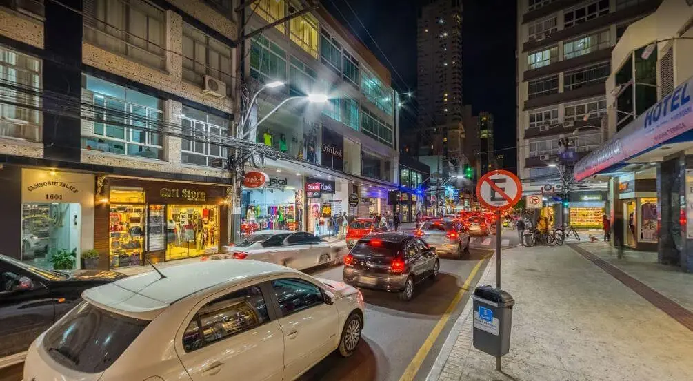 Av.-Brasil-em-Balneario-Camboriu-uma-das-principais-avenidas-da-cidade-3-1