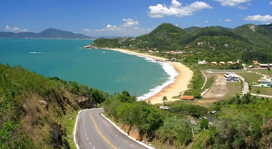 Praias-do-Estaleiro-e-Estaleirinho-Balneario-Camboriu-As-melhores-praias-de-Santa-Catarina