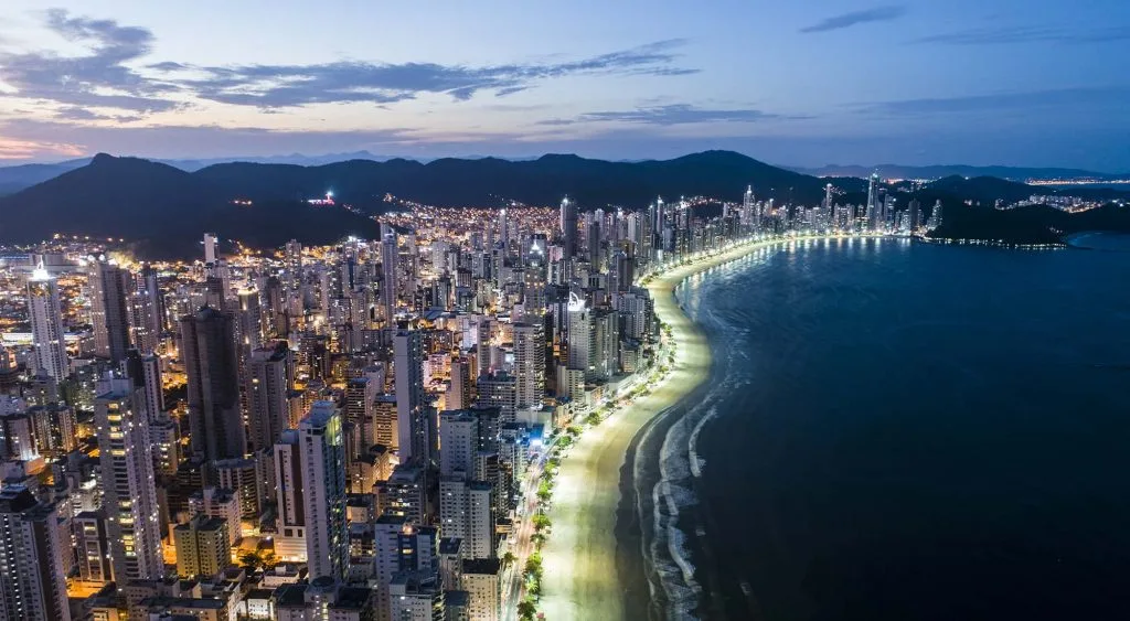 Compre-seu-imovel-na-praia-de-qualquer-lugar-do-mundo-1-1024x563