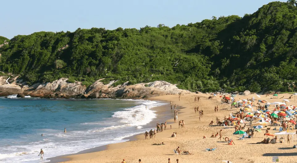 Conheca-mais-sobre-a-Praia-de-Naturismo-de-Balneario-Camboriu-3