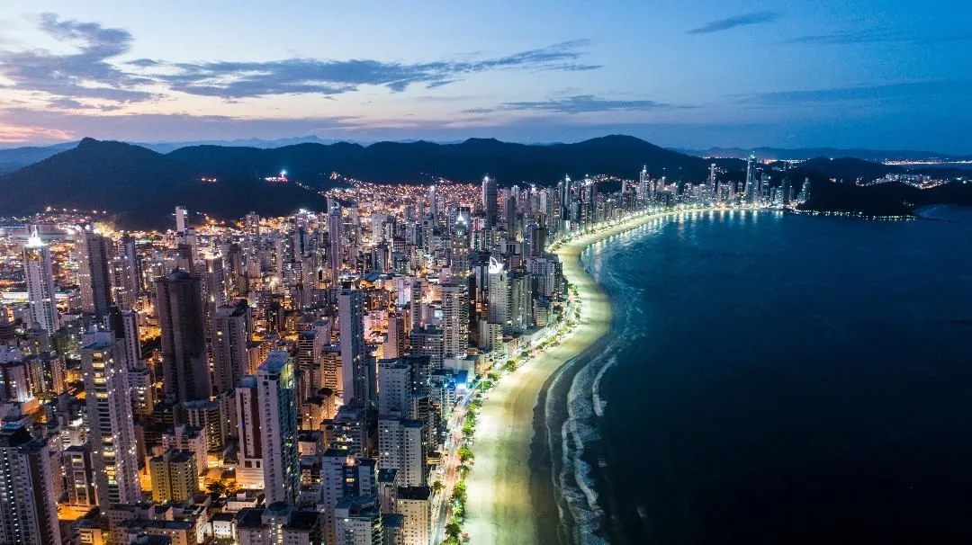 avenida atlântica em balneário camboriú