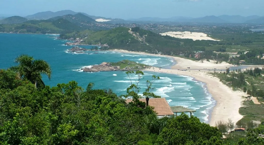Praia-da-Ferrugem-Garopaba-As-melhores-praias-de-Santa-Catarina-1024x563