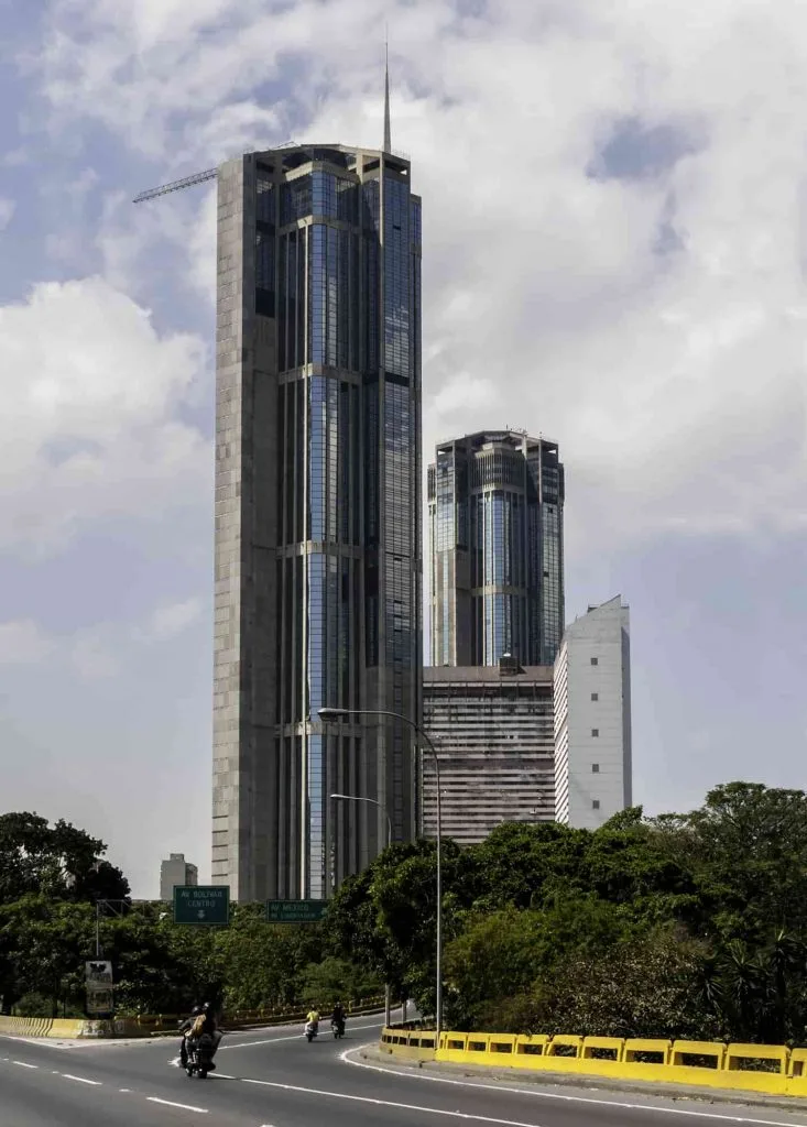 Caracas_Central_Park-Os-maiores-predios-da-America-do-Sul-1-733x1024