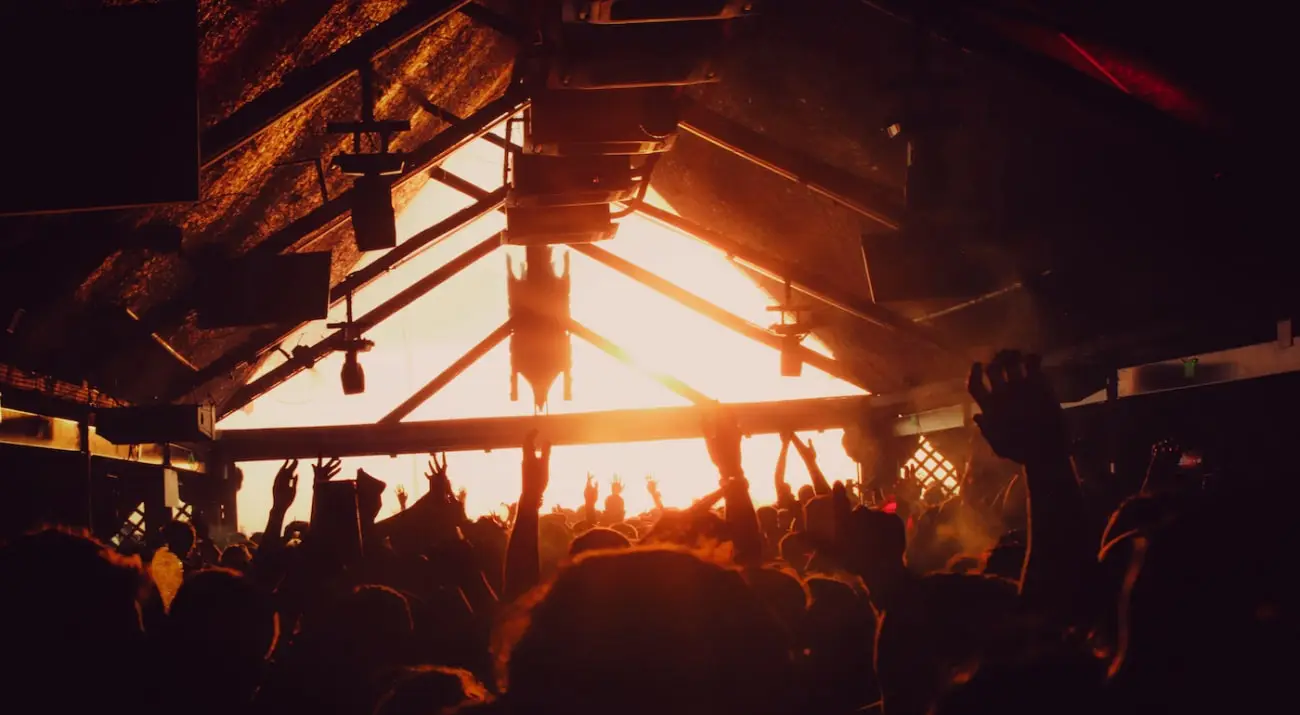 Warung Beach Club: o templo da música eletrônica na Praia Brava