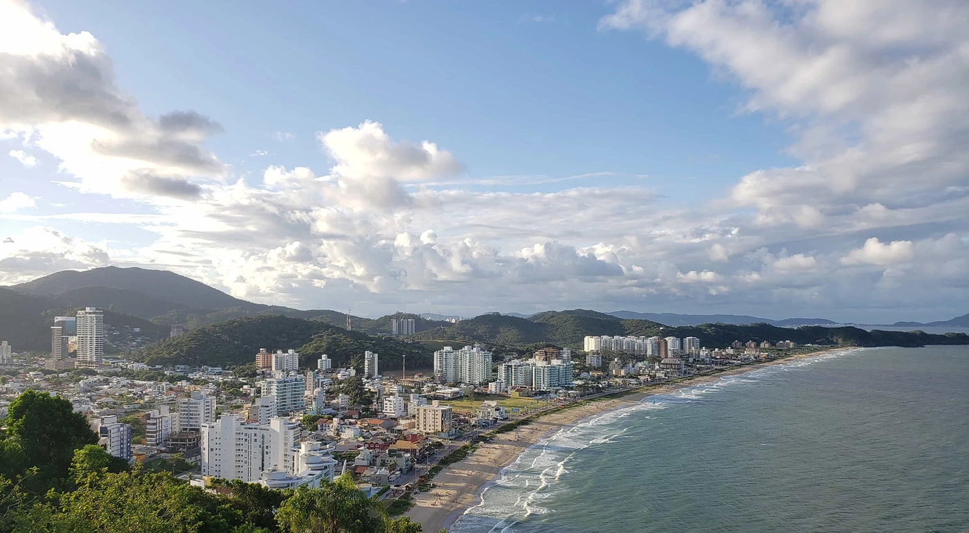 Onde-ficar-em-Balne-C3-A1rio-Cambori-C3-BA-praia-brava-1-1024x563