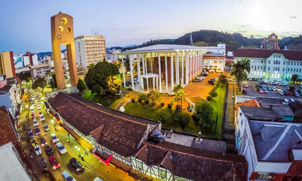 As-9-melhores-cidades-de-Santa-Catarina-para-morar-blumenau-1024x614