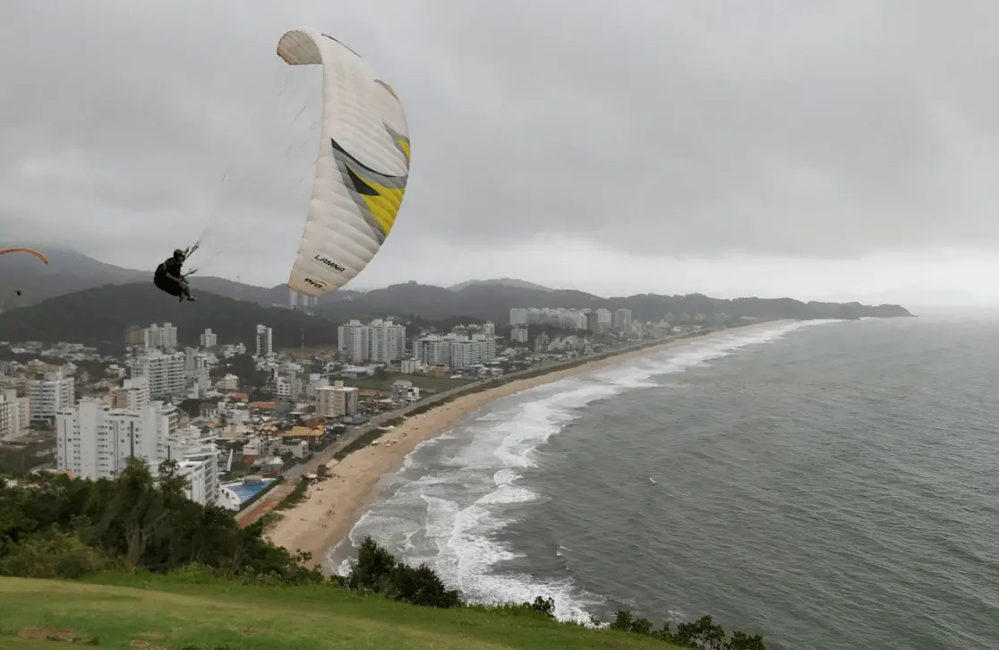 7-melhores-lugares-para-curtir-o-verao-em-Balneario-Camboriu-morro-do-careca-1